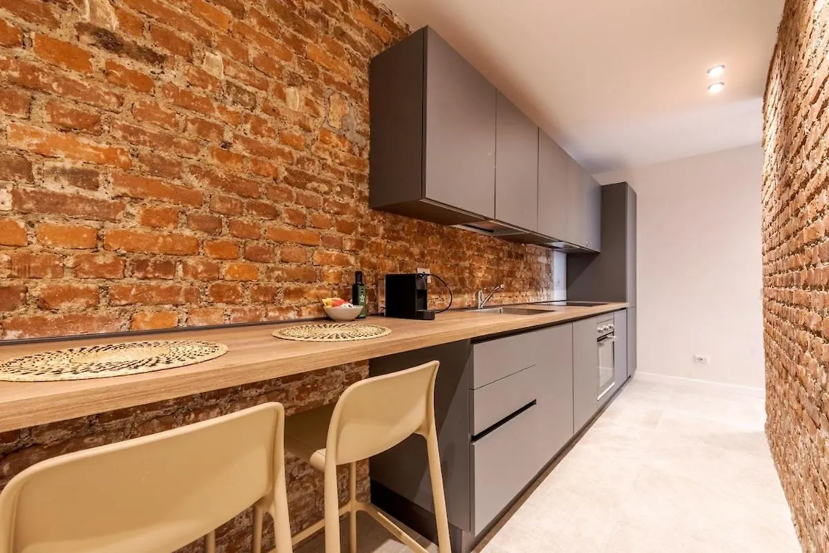 Brick Suite Milan 0*,